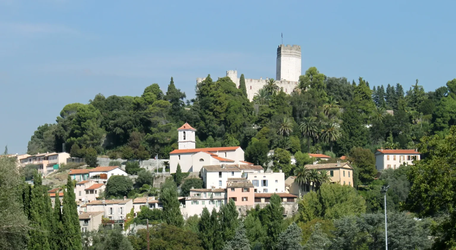 Le village de Villeneuve-Loubet dominé par son château médiéval et sa tour